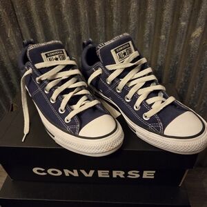 Converse Chuck Tatlor All Stars Dark Blue Low-Tops with White Accents